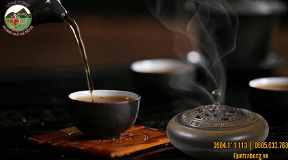 Đốt nhang vòng đàn hương giúp thanh lọc không khí khi thưởng trà